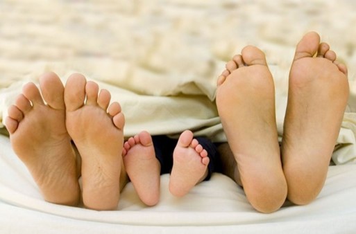 Los Pies son los Cimientos donde se  Asienta la Piedra Angular y la Puerta de la  Vida